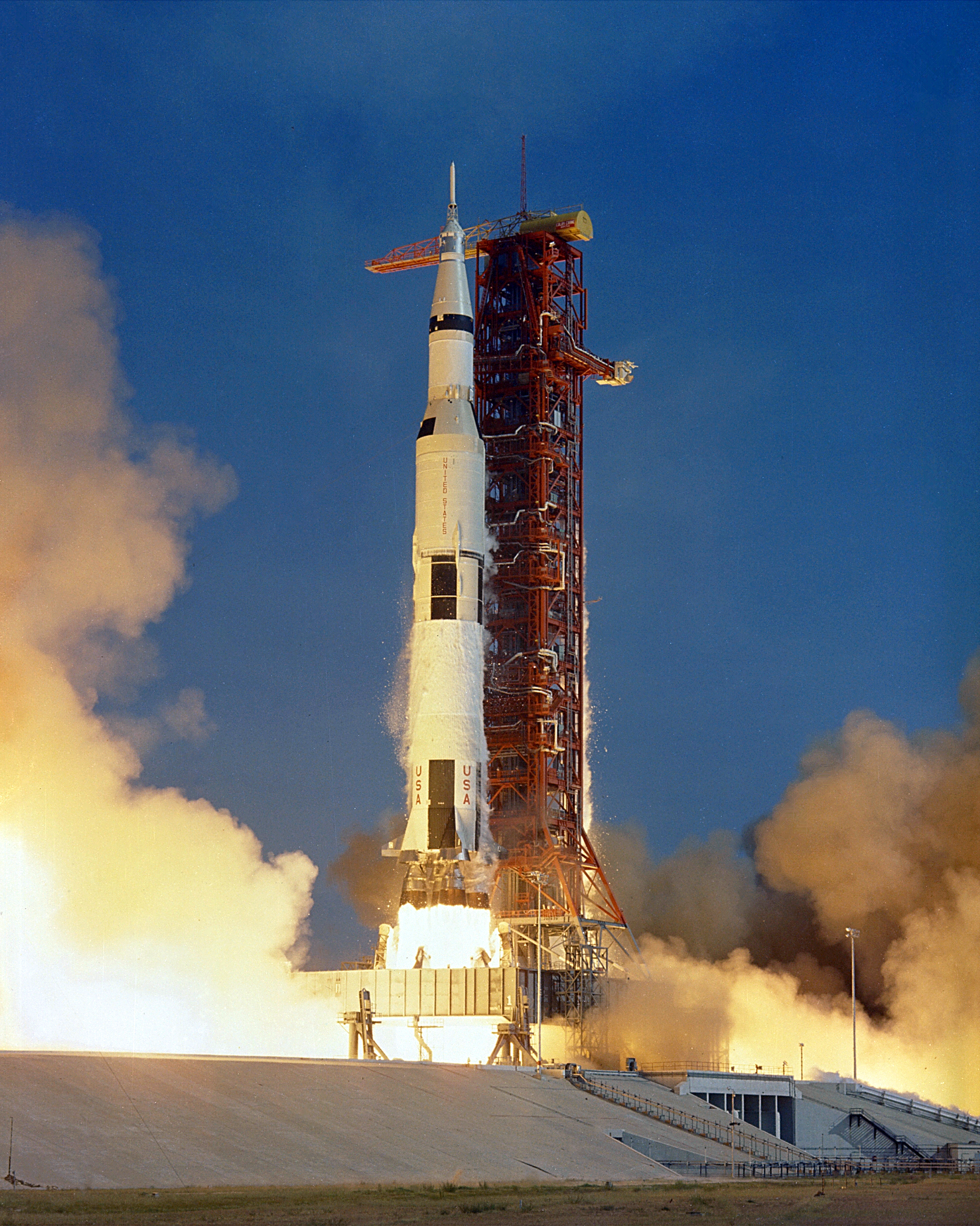 Apollo_11_Launch_-_GPN-2000-000630-e1563319453434